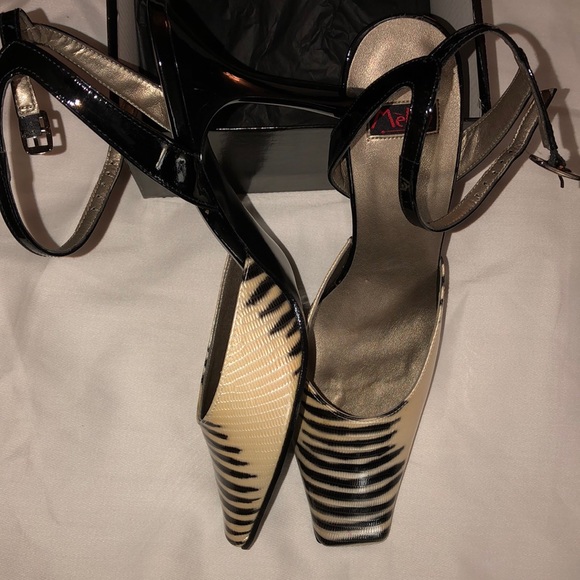 Melian Black/Cream Patent Leather Pump-Size 9M - Picture 2 of 3